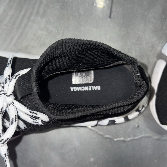 worn acouple times 
comes with authenticity card and backpack! - Picture 4 of 5